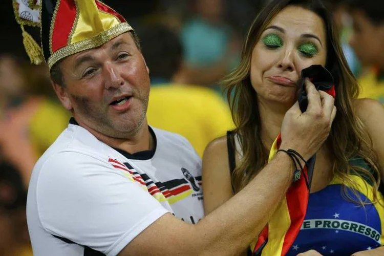 
	Torcedor da Alemanha consola brasileira durante partida da Copa do Mundo no Mineir&atilde;o
 (Damir Sagolj/Reuters)