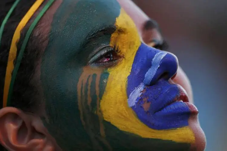 
	Torcedora chora ap&oacute;s goleada da Alemanha contra o Brasil, na semifinal da Copa do Mundo
 (Ueslei Marcelino/Reuters)