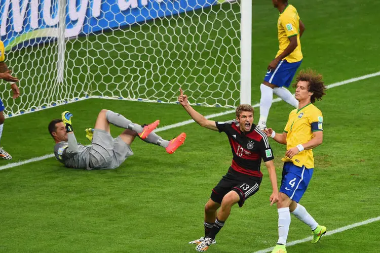 Thomas Mueller marca gol contra o Brasil, no Mineirão (Jamie McDonald/Getty Images)