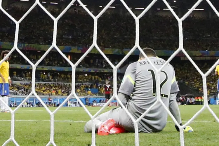 
	J&uacute;lio Cesar ap&oacute;s tomar o sexto gol da Alemanha, pela semifinal da Copa do Mundo
 (Damir Sagolj/Reuters)