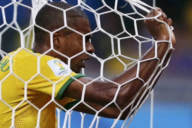 
	Fernandinho ap&oacute;s o gol da Alemanha em partida do Mineir&atilde;o, em Belo Horizonte
 (Marcos Brindicci/Reuters)