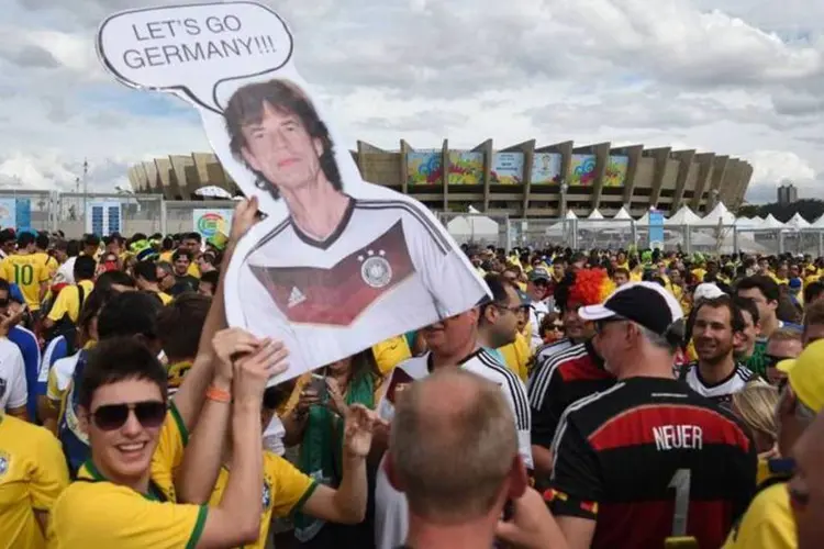 Torcedores chegam para o jogo entre Brasil e Alemanha, no Mineirão (Marcello Casal Jr/Agência Brasil)