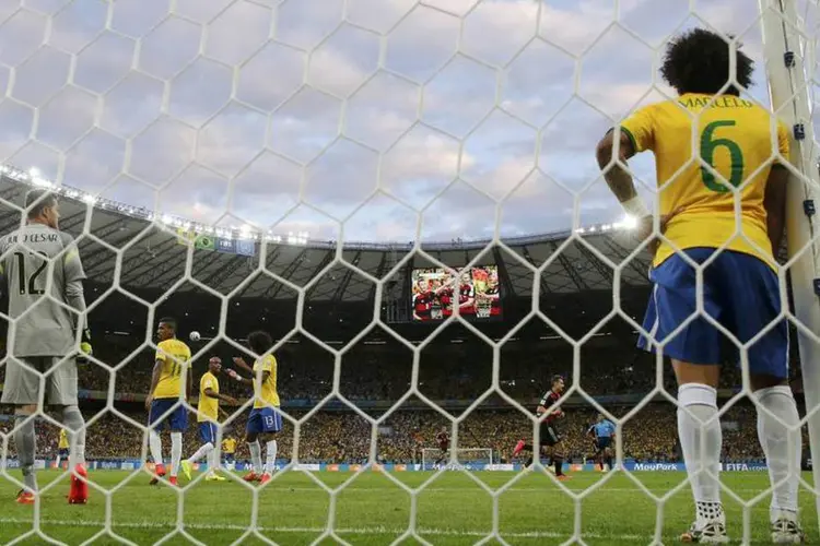 
	Jogadores do Brasil ap&oacute;s o segundo gol da Alemanha, no Mineir&atilde;o
 (Eddie Keogh/Reuters)