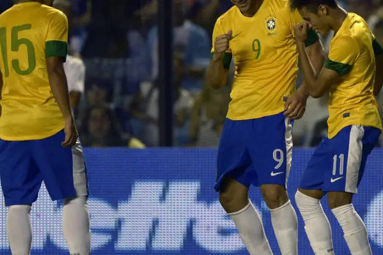 
	Fred, Neymar e Jean comemoram gol: a queda expressiva aconteceu depois da demiss&atilde;o de Mano Menezes e do retorno de Luiz Felipe Scolari
 (Juan Mabromata)