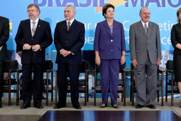 Presidente Dilma Rousseff lança o Plano Brasil Maior: durante o lançamento, Mantega (e) disse também que a crise prejudica o setor manufatureiro brasileiro (Roberto Stuckert Filho/PR)