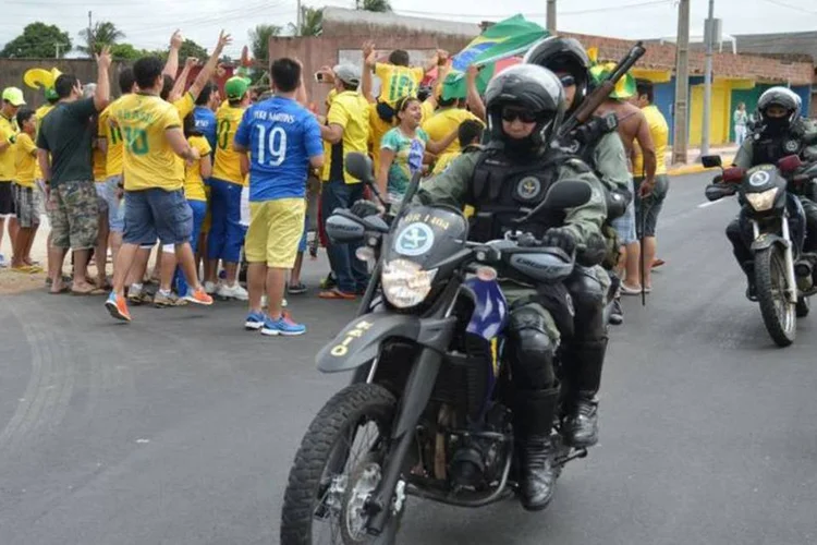Policiais vigiam a chegada dos torcedores para o jogo do Brasil e México, em Fortaleza (Marcello Casal Jr/Agência Brasil)