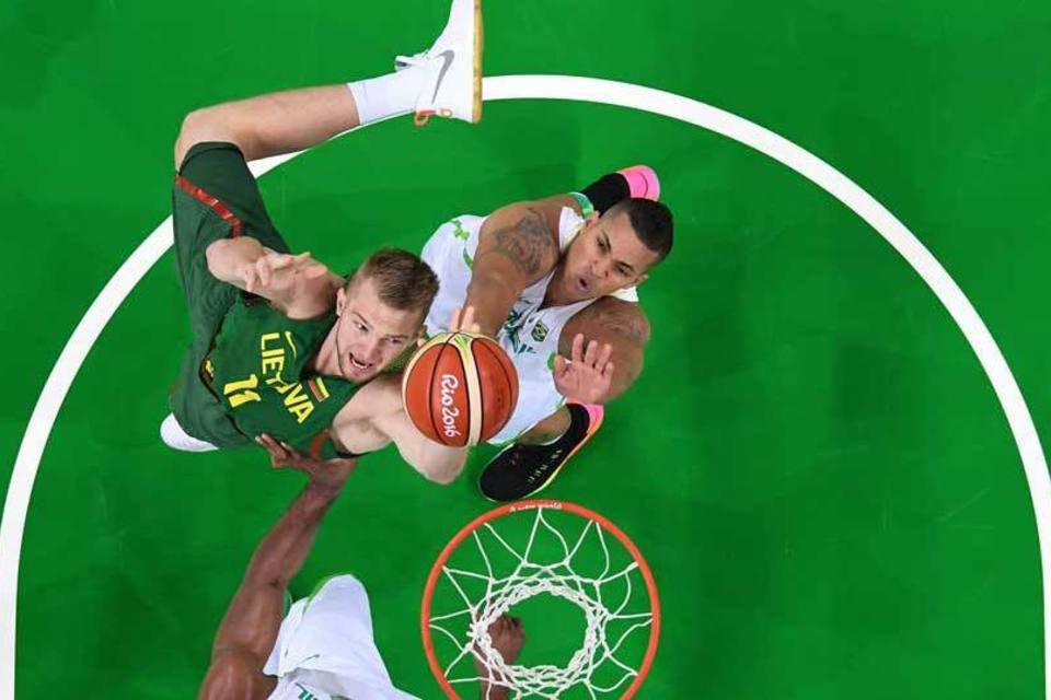 Brasil perde para Lituânia na estreia do basquete masculino