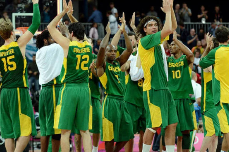Jogadores da Seleção Brasileira de Basquete após partida nas Olimpíadas de Londres, em 2012 (Divulgação/ Confederação Brasileira de Basketball)