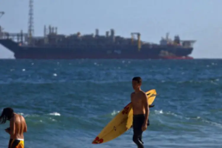 
	Banhistas na praia de Niter&oacute;i, no Rio de Janeiro: para o capit&atilde;o dos Portos, o objetivo da a&ccedil;&atilde;o, que vai at&eacute; mar&ccedil;o, &eacute; fiscalizar o tr&aacute;fego aqu&aacute;rio no estado
 (Dado Galdieri/Bloomberg/Getty Images)