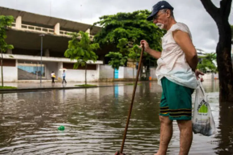 Fortes chuvas deixam várias áreas do Rio de Janeiro completamente alagadas, inclusive os arredores do Estádio do Maracanã. (11/12/2013)
 (Buda Mendes/Getty Images)