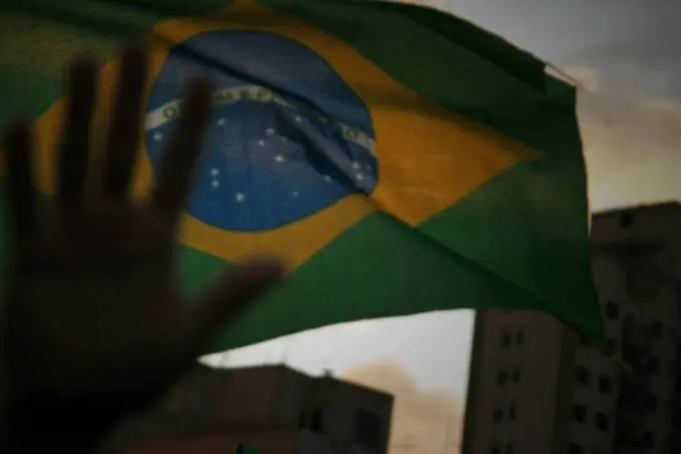 
	Bandeira do Brasil com pr&eacute;dios ao fundo: problemas econ&ocirc;micos perderam destaque
 (George Campos / USP Imagens)