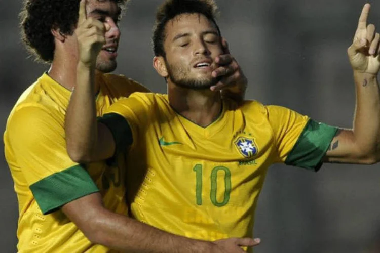 Seleção brasileira de futebol sub-20: Felipe Anderson comemora com o colega Bruno após fazer gol sobre a Venezuela (©afp.com / Alejandro Pagni)
