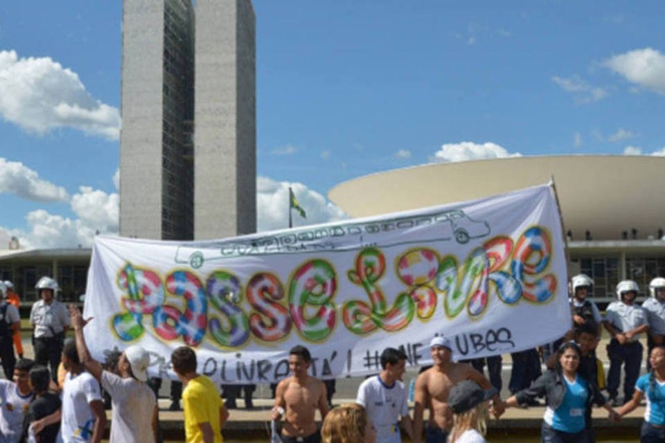 Estudantes marcham em defesa da educação e do passe livre