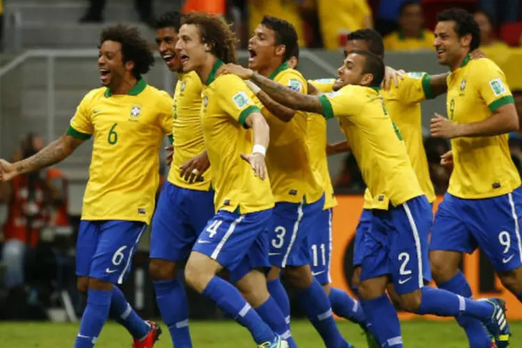 Jogadores da seleção brasileira de futebol comemoram gol contra o Japão em partida pela Copa das Confederações (REUTERS/Kai Pfaffenbach)