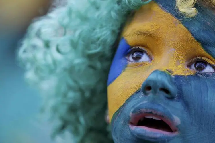 Criança pintada com as cores do Brasil reage após derrota da Seleção (REUTERS/Ueslei Marcelino)