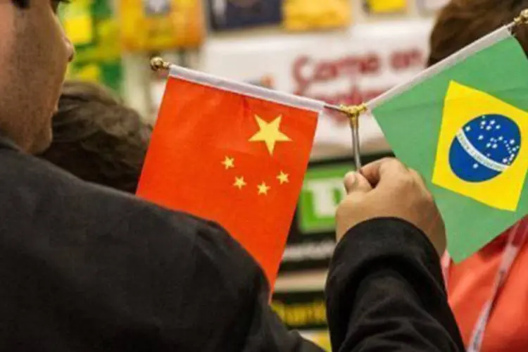 Comprador observa as bandeiras brasileira e chinesa: as exportações dos países da Aliança do Pacífico à Ásia totalizaram 71 bilhões de dólares em 2011 (©AFP / yasuyoshi chiba)