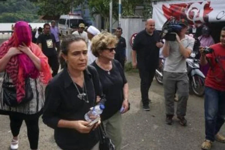 Familiares dos prisioneiros Rodrigo Gularte, do Brasil, e Sergei Atlaoui, da França: justiça indonésia incluiu o brasileiro na lista de pessoas que podem ser executadas nesta mesma semana (REUTERS/Antara Foto/Idhad Zakaria)