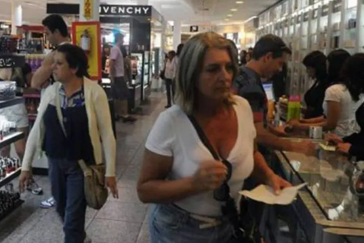 Brasileiros fazem compras em Rivera: a elevação dos gastos foi verificada mesmo com o aumento do IOF para as compras com cartão de crédito no exterior (Pablo Porciuncula/AFP)