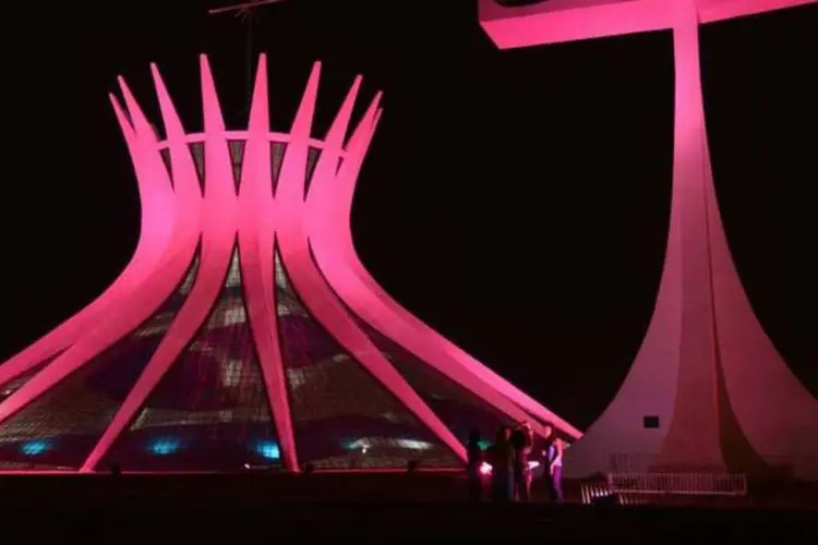 Catedral é um dos monumentos de Brasília iluminados de rosa para a campanha Outubro Rosa (Valter Campanato/Agência Brasil)