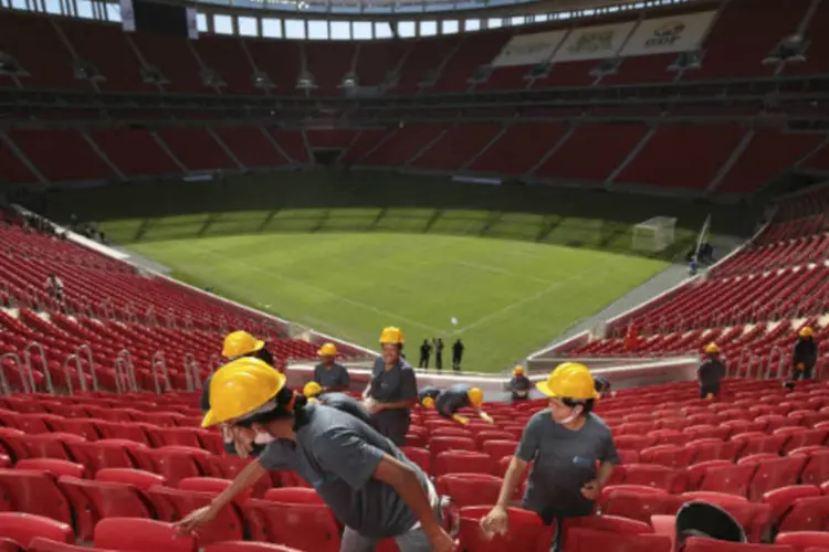 Trabalhadores inspecionam arquibancada do Estádio Nacional de Brasília Mané Garrincha (REUTERS/Ueslei Marcelino)