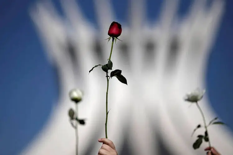 
	Manifestantes carregam flores em protesto contra cultura do estupro
 (REUTERS/Ueslei Marcelino)