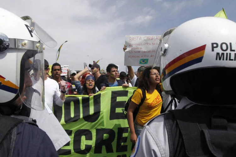 
	Manifesta&ccedil;&atilde;o em Bras&iacute;lia: protesto j&aacute; tem mil manifestantes
 (REUTERS/Paulo Whitaker)