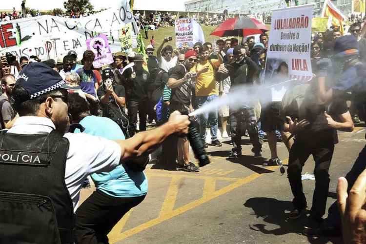 A polícia dispersou os manifestantes com cavalos, cães e gás lacrimogêneo (REUTERS/Gregg Newton)