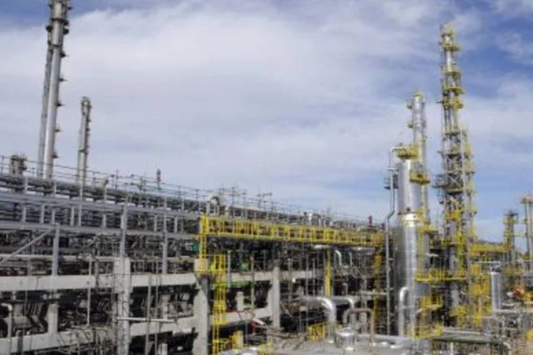O presidente da Petrobras, José Sergio Gabrielli (à direita), diz que o presidente da Braskem, Bernardo Gradin (à esquerda), deve continuar à frente da nova companhia (.)