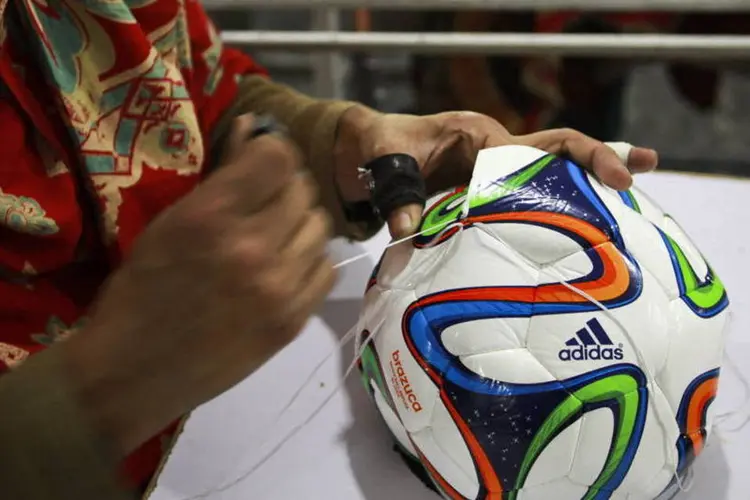 Brazuca: Adidas prevê venda de 14 milhões de exemplares da bola oficial da Copa do Mundo (Bloomberg)