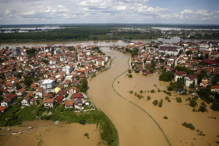 
	Cidade de Brcko, na B&oacute;snia: apesar da chuva estar passando, permanece alerta de enchentes
 (Dado Ruvic/Reuters)