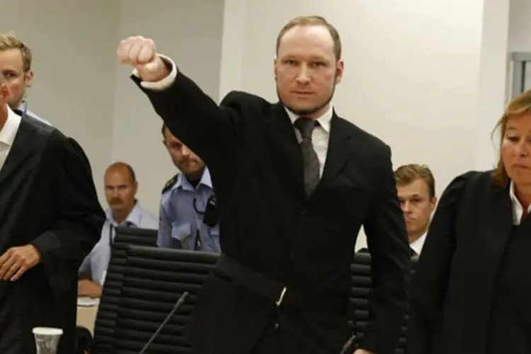 
	Anders Behring Breivik faz a sauda&ccedil;&atilde;o da extrema-direita em seu julgamento em Oslo: ele foi condenado a uma pena m&aacute;xima de 21 anos de pris&atilde;o, que pode ser prorrogada
 (Heiko Junge/AFP)