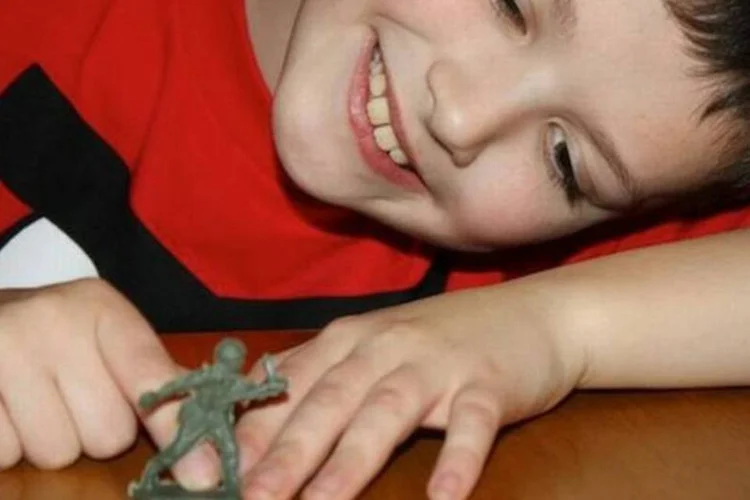 Brendan Haas trocou um soldado de brinquedo por uma viagem à Disney e doou à família de um soldado morto no Afeganistão (Divulgação)