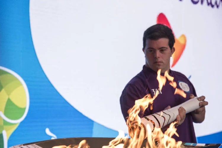 Breno Viola, atleta brasileiro de judô, acende a pira Paralímpica na ceromônia de abertura dos Jogos Paralímpicos no dia 5 de setembro no Rio de Janeiro (Raphael Dias/Getty Images for the International Paralympic Committee)