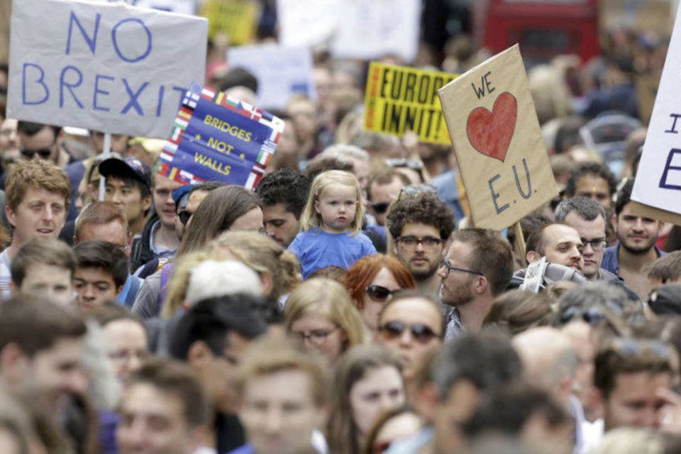 Milhares se reúnem em Londres para protestar contra Brexit