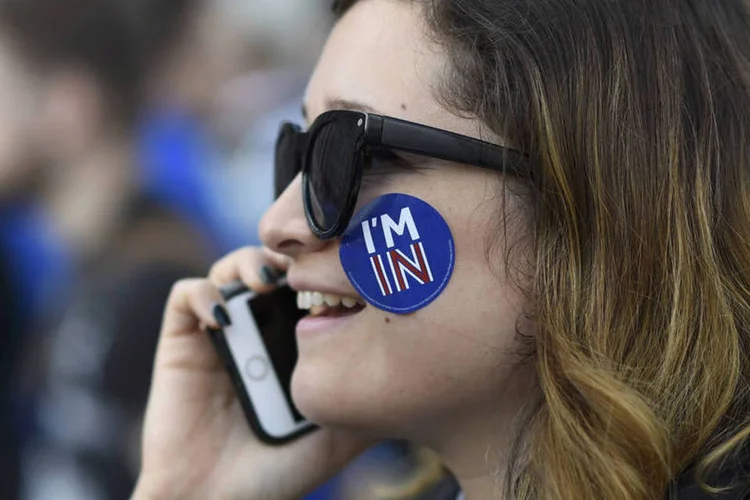 
	Brexit: o levantamento indica que 52% dos eleitores brit&acirc;nicos dever&atilde;o optar pela continuidade do Reino Unido no bloco europeu
 (Dylan Martinez / Reuters)
