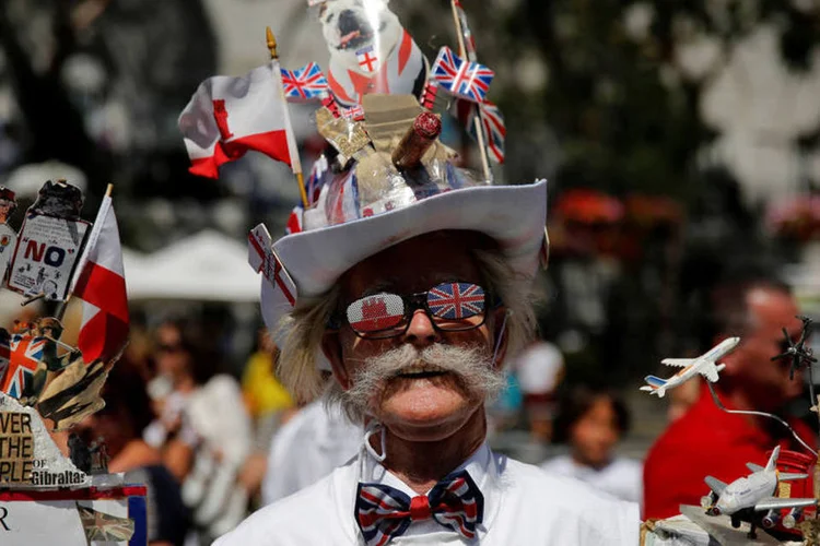 
	Gibraltar: os poucos ativistas que se veem nas portas dos locais de vota&ccedil;&atilde;o exibem cartazes a favor da perman&ecirc;ncia
 (Marcelo del Pozo / Reuters)