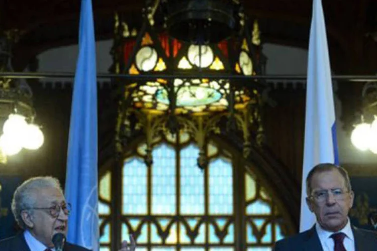 
	Lakhdar Brahimi (E) e Sergei Lavrov falam com a imprensa em Moscou: Brahimi tamb&eacute;m lamentou o fracasso da tr&eacute;gua de quatro dias
 (Kirill Kudryavtsev/AFP)