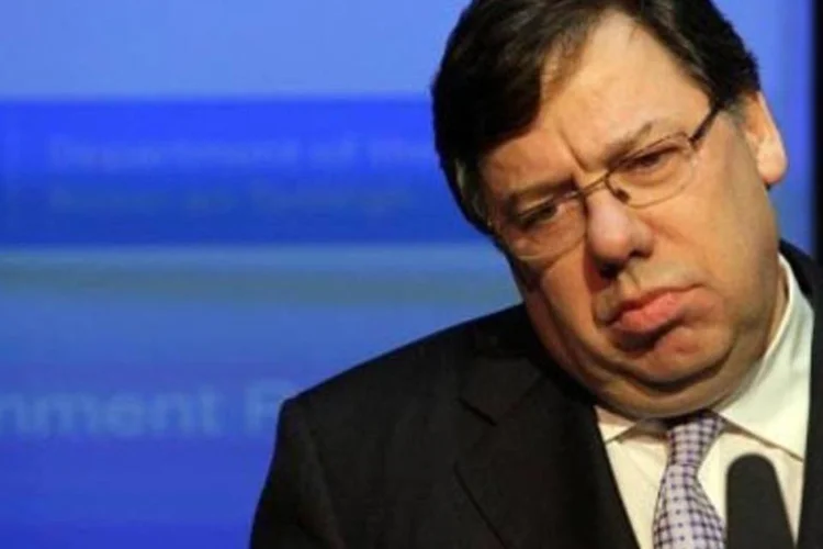 O primeiro-ministro irlandês, Brian Cowen, foi pressionado para antecipar as eleições (Peter Muhly/AFP)