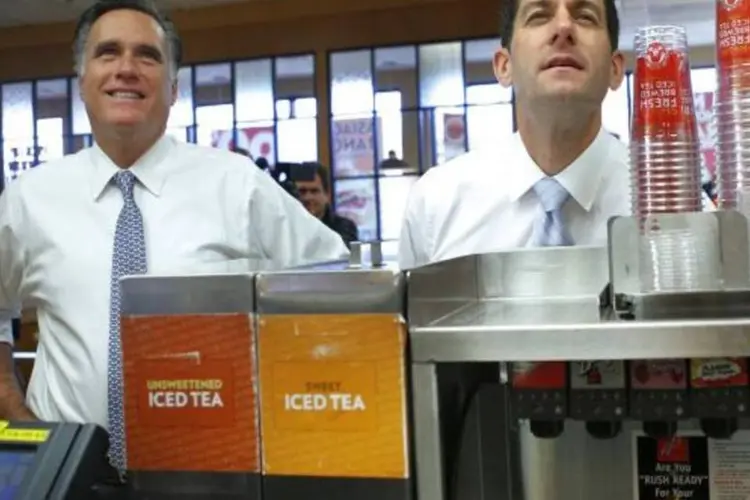 Mitt Romney e Paul Ryan olham cardápio em restaurante da rede Wendy's durante o dia das eleições (Brian Snyder/Reuters)