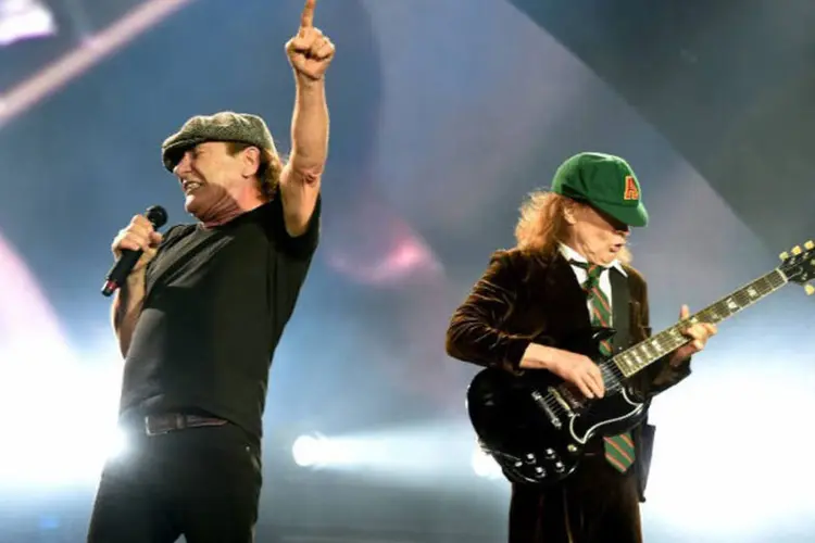 
	Brian Johnson e Angus Young: &quot;ele corre o risco de perder totalmente a audi&ccedil;&atilde;o&quot;
 (Kevin Winter /AFP)