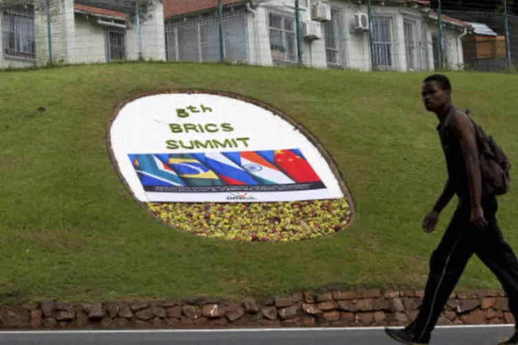 
	Placa que anuncia a quinta c&uacute;pula dos BRICS em Durban, na &Aacute;frica do Sul:&nbsp;ativistas anti-pobreza afirmam que as grandes empresas dos Brics que atuam na &Aacute;frica buscam o lucro, assim como as empresas do mundo rico.
 (REUTERS / Rogan Ward)