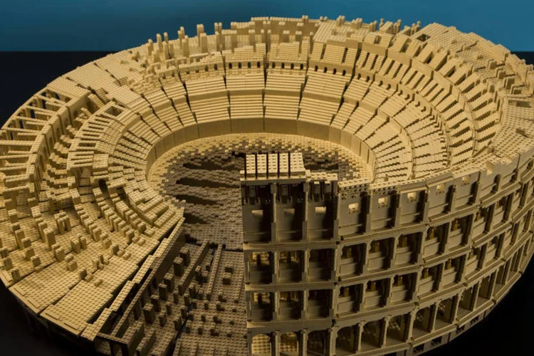 
	Coliseu romano feito de pe&ccedil;as de Lego, parte da exposi&ccedil;&atilde;o &quot;Brick-by-brick&quot;, do Museu da Ci&ecirc;ncia e Ind&uacute;stria de Chicago (EUA).
 (J.B. Spector/Museum of Science and Industry, Chicago)