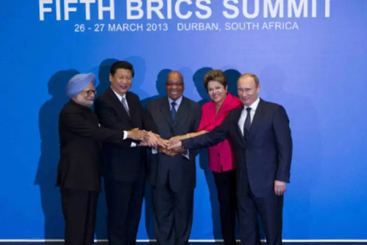 Os líderes da Índia, Manmohan Singh; China,  Xi Jinping; África do Sul, Jacob Zuma; Brasil, Dilma Rousseff; e Rússia, Vladimir Putin, em reunião dos BRICs na África do Sul (REUTERS/Rogan Ward)