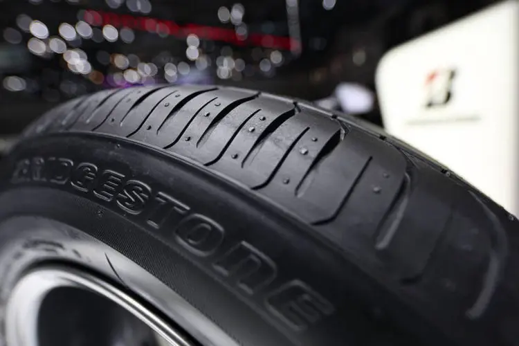 
	A Bridgestone e a Michelin est&atilde;o avaliando medidas de corte da produ&ccedil;&atilde;o e se juntar&atilde;o &agrave; Pirelli, que possui aproximadamente 1,5 mil funcion&aacute;rios em lay-off
 (Chris Ratcliffe/Bloomberg/Bloomberg)