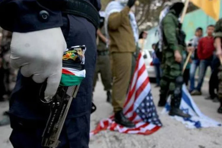 Membro das Brigadas dos Mártires de Al-Aqsa em um campo de refugiados em 2 de janeiro (Musa al-Shaer/AFP)
