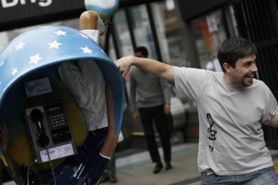 Em desuso, telefones públicos vão auxiliar transporte em SP