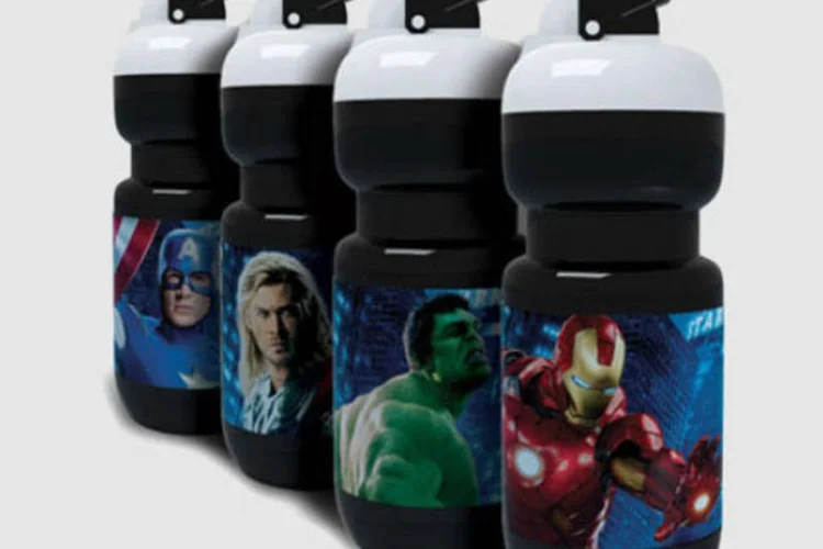 Na compra de um combo Heróis, com pipoca, refrigerante 700 ml e M&M’s, o cliente ganha um squeeze exclusivo (Divulgação)