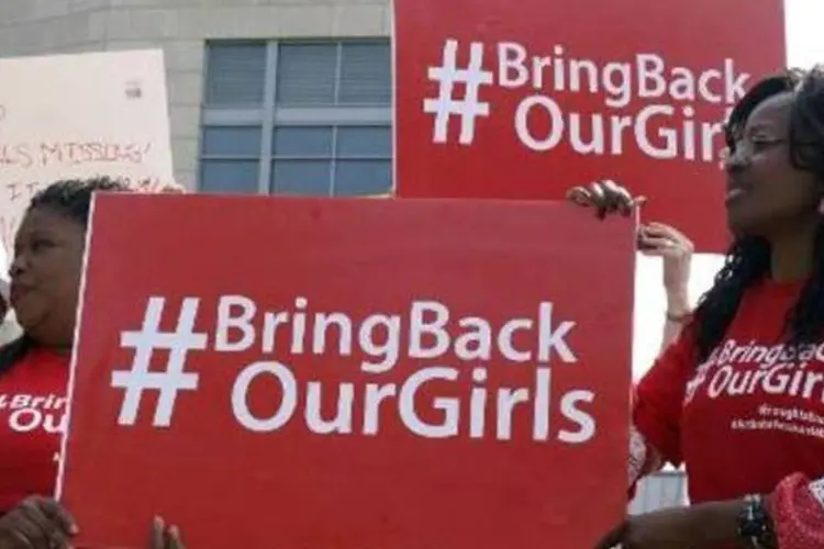 
	Manifestantes na Nig&eacute;ria: sequestro das meninas nigerianas gerou uma campanha internacional no tu&iacute;ter #BringBackOurGirls
 (AFP/Arquivos)