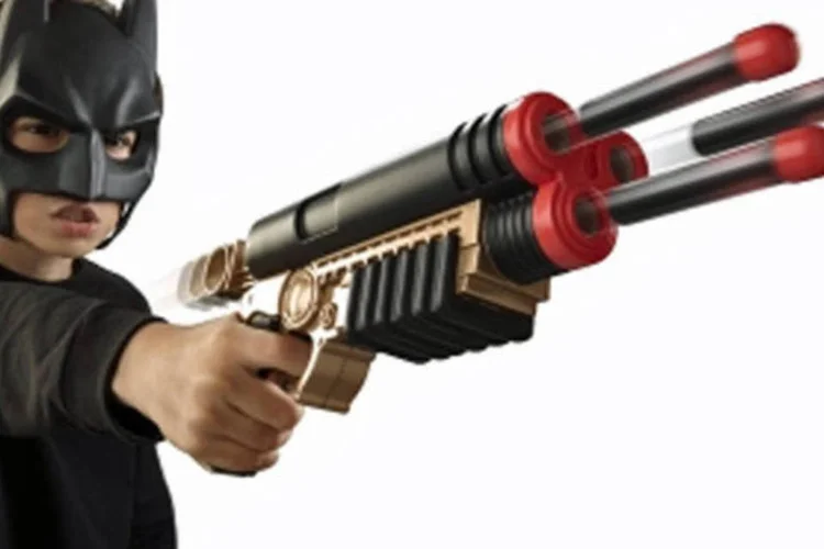 Arma do Batman vendida pela Mattel: lucro da empresa subiu 19% no segundo trimestre (Divulgação)