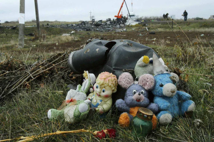 
	Brinquedos s&atilde;o vistos pr&oacute;ximos a &aacute;rea da queda do avi&atilde;o da Malaysia Airlines, na Ucr&acirc;nia: um total de 298 passageiros e tripulantes viajavam no v&ocirc;o, que fazia a rota entre Amsterd&atilde; e Kuala Lumpur.
 (Antonio Bronic/Reuters)
